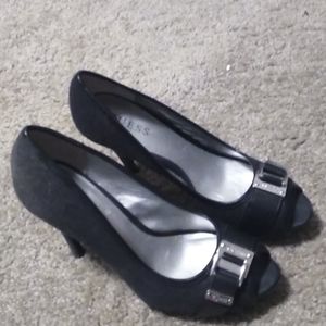 Guess pumps